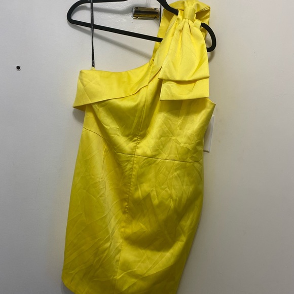 Gorgeous Yellow dress in new condition - Picture 2 of 6